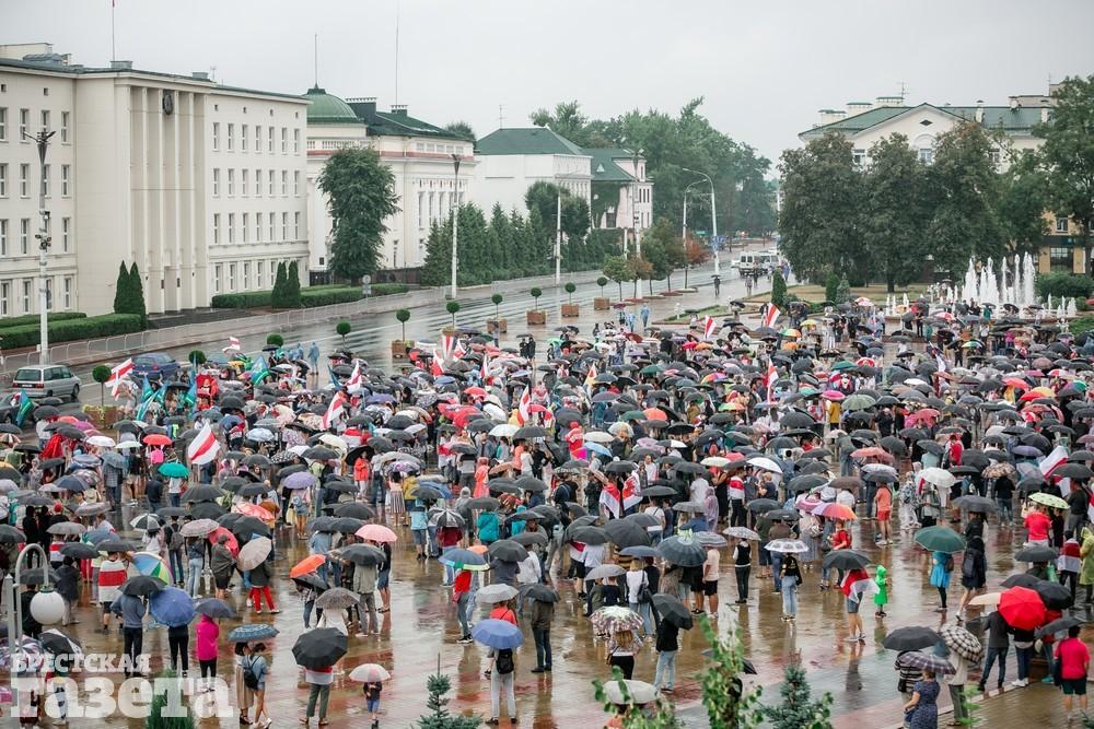 Брестчане на площади Ленина 23 августа 2020 года
