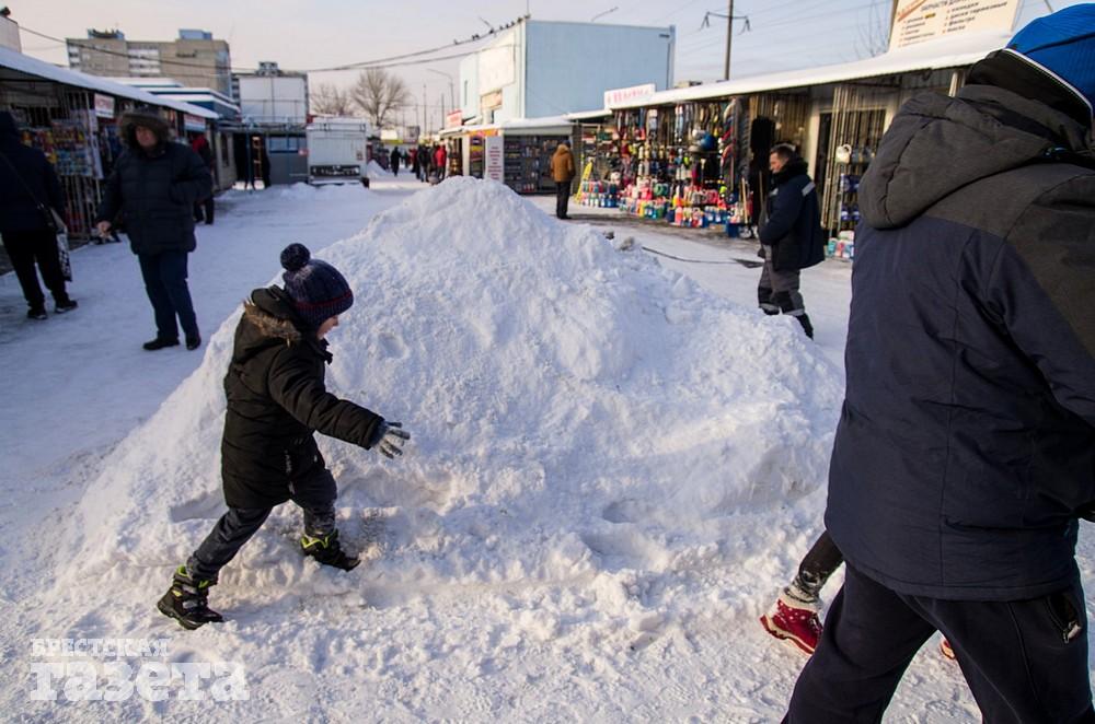 Торговля на брестском авторынке в большой мороз. Фото: , "Брестская газета"