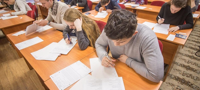 ученики сдают письменный экзамен