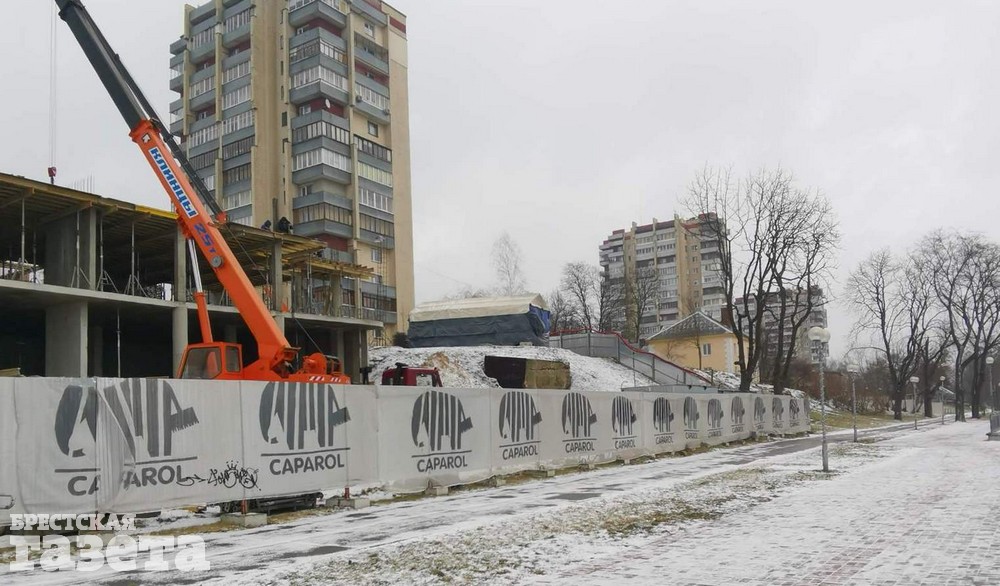 Строительство дома на набережной в Бресте.