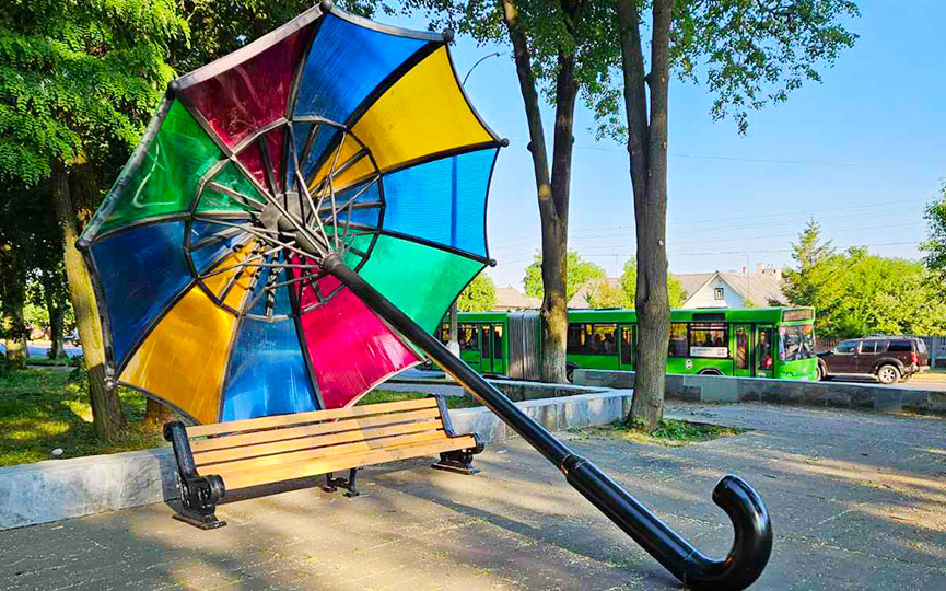 Новый арт-объект в виде огромного зонтика в старом парке Барановичей. Фото: nashkraj.by.