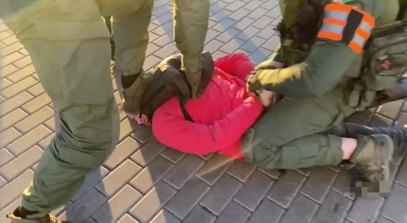 Задержание брестчанина на улице Грюнвальдской. Скриншот видео