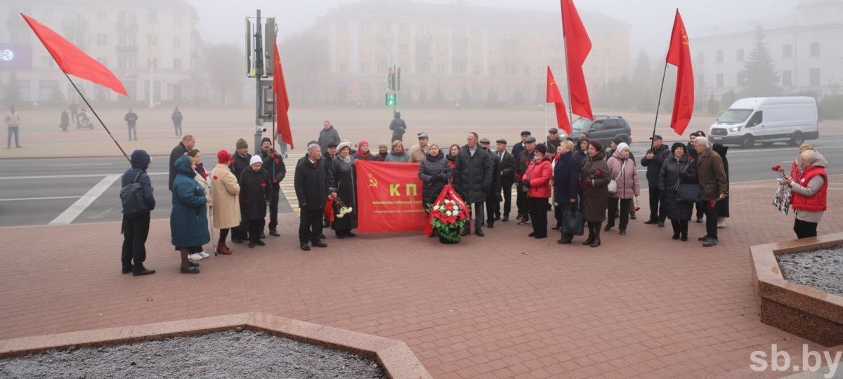 Возложение цветов к памятнику Ленина в Бресте 7 ноября 2024 года.