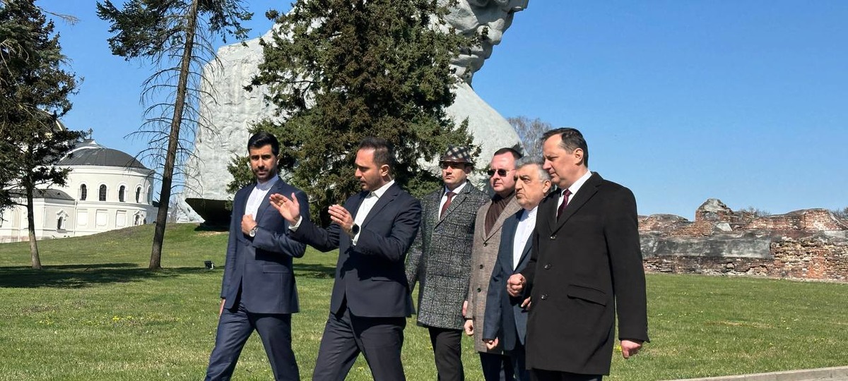 Сергей Лободинский с иранской делегацией в Брестской крепости. 2 апреля 2025 года