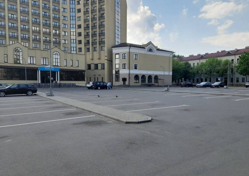 Пустующая платная парковку возле торгового центра «Дидас Персия» в Бресте.