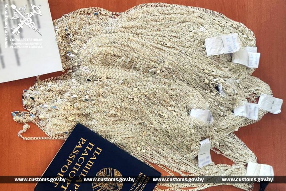 Серебряные цепочки, которые пытались провезти через границу брестчане. Фото: ГТК