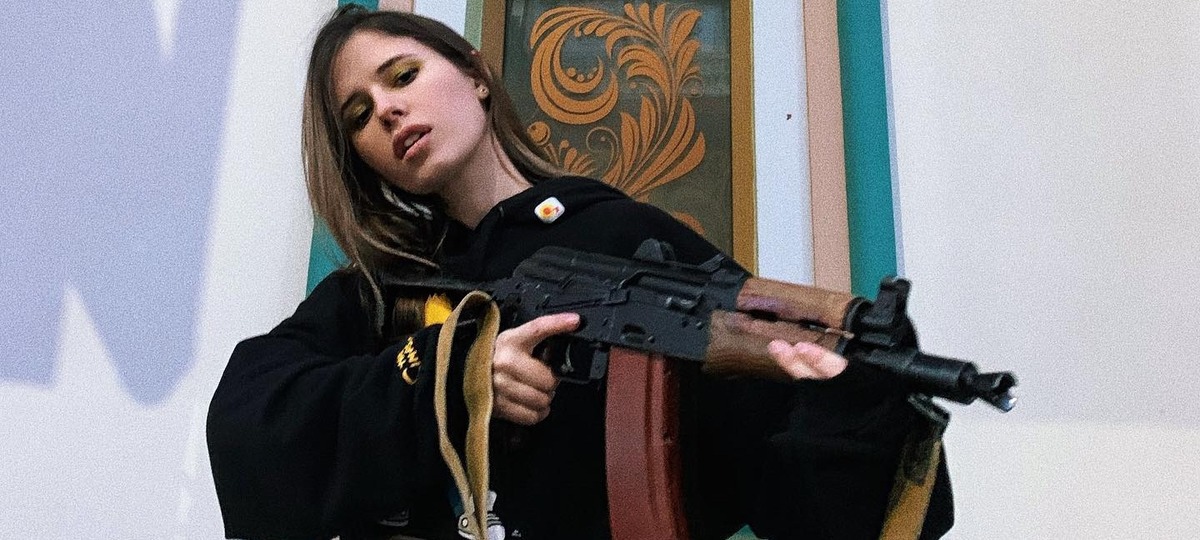 Elvira T с автоматом в руках. Фото из ее Instagram