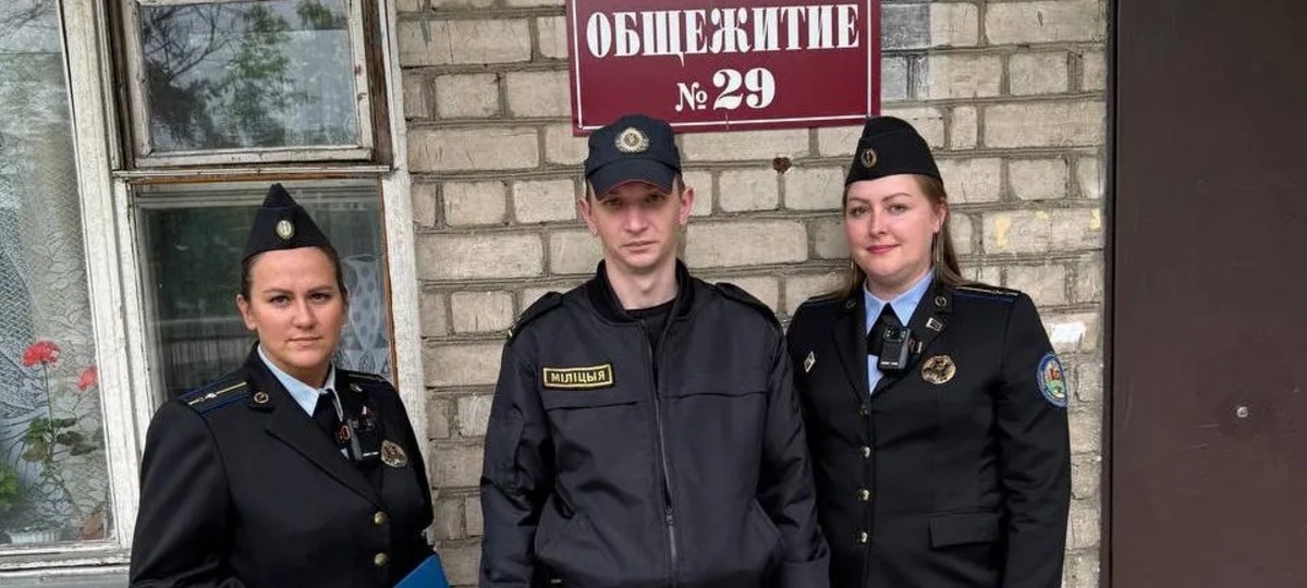 Судебные исполнители и милиционер перед входом в общежитие на Менжинского в Бресте. Фото неофициального телеграм-канала Брестского облисполкома