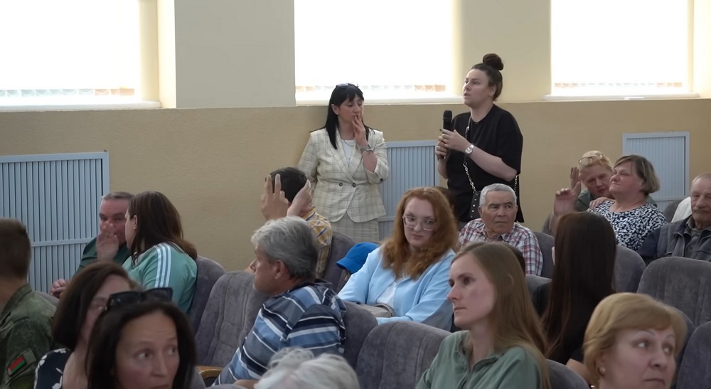 Во время встречи с жителями Южного по поводу строительства детского сада. Скриншот видео