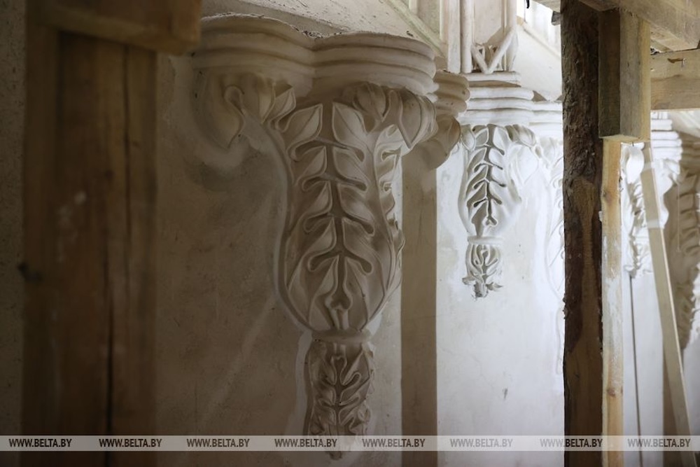 Лепнина на стенах в каплице-усыпальнице рода Ожешко в деревне Закозель Дрогичинского района.