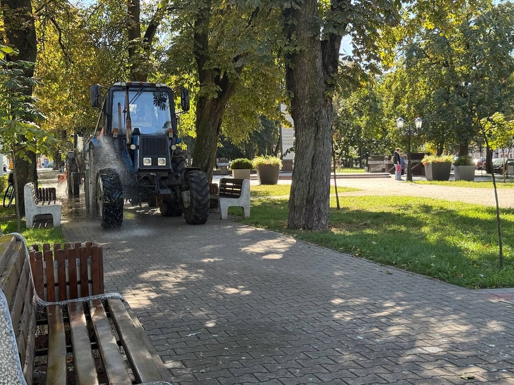 Техника чистит площадь Свободы в Бресте