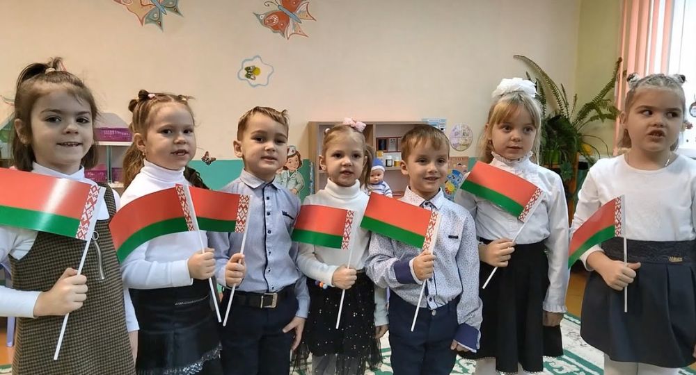 Дети в детском саду Лиды поют гимн