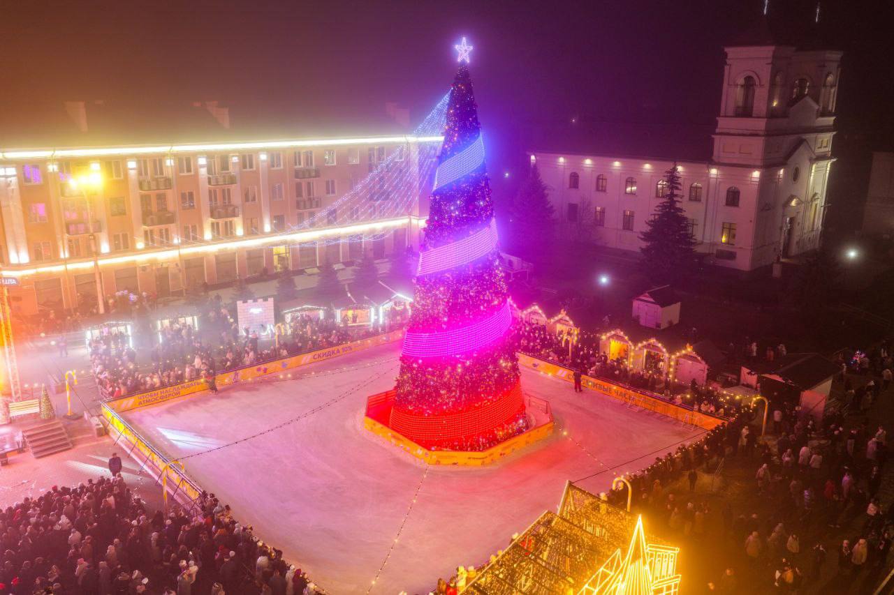 Зажжение огней на главной городской елки на площади Ленина в Бресте.