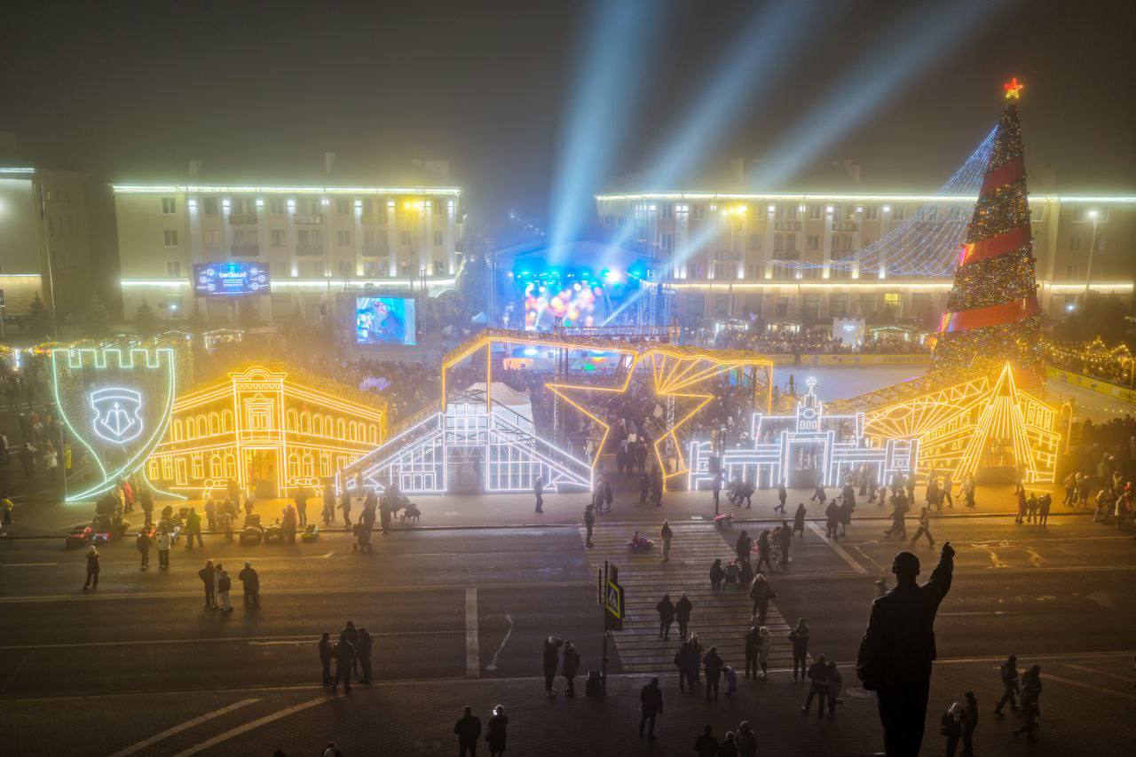 Новогодняя иллюминация на главной городской елки на площади Ленина в Бресте.