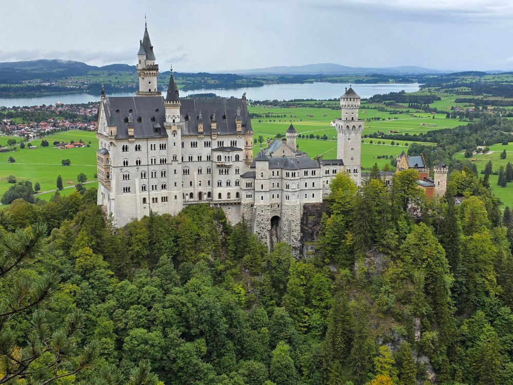 Дворец Нойшванштайн в баварских Альпах. Фото: BGmedia