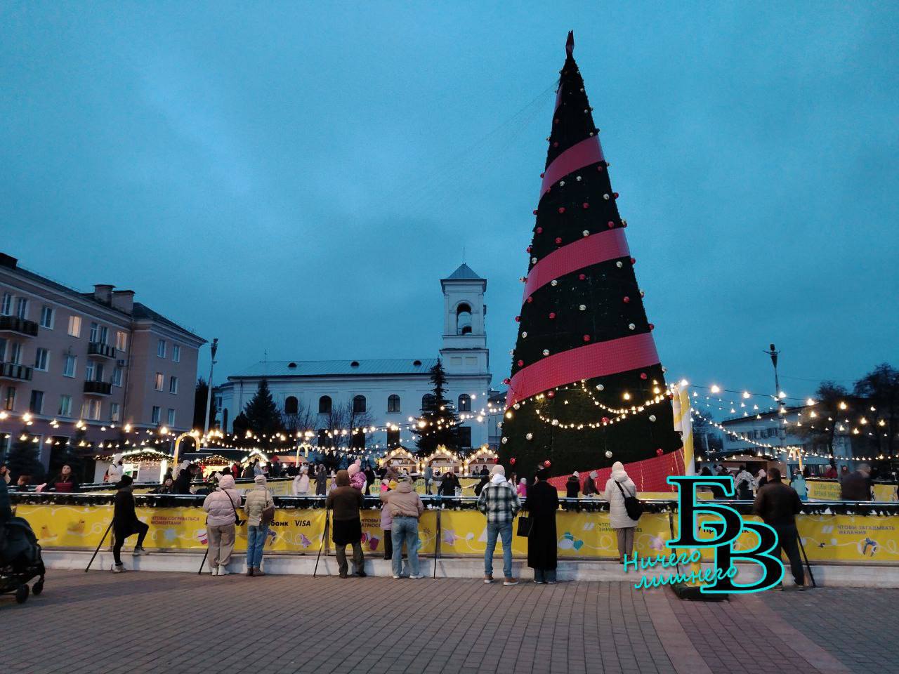 Елка и каток на площади Ленина в Бресте.
