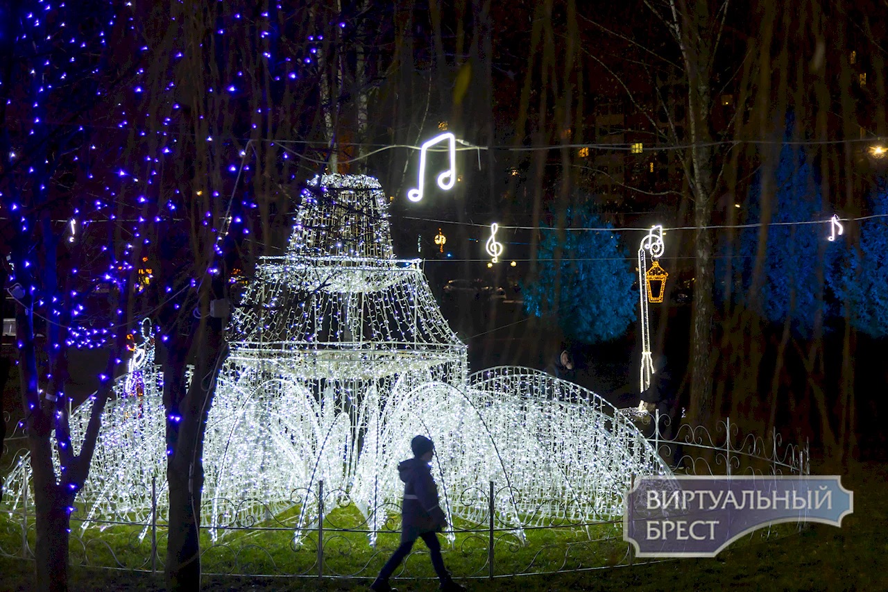 Светящийся фонтан в Парке Мира в Бресте.