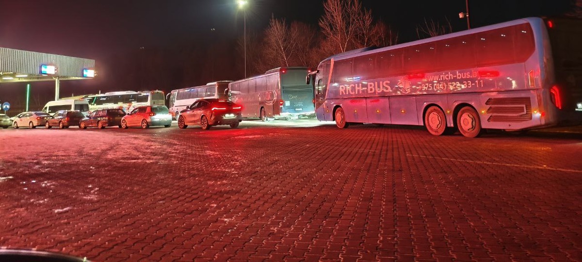 Автобусы в очереди на границе Беларуси с Польшей 5 января 2026 года. Фото из приграничного чата