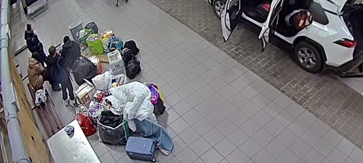 Брестская таможенница досматривает вещи украинцев перед конфликтом. Скриншот видео ГТК