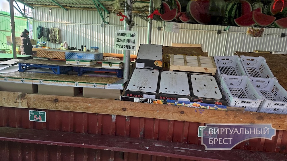 Прилавки одного из брестских открытых рынков.