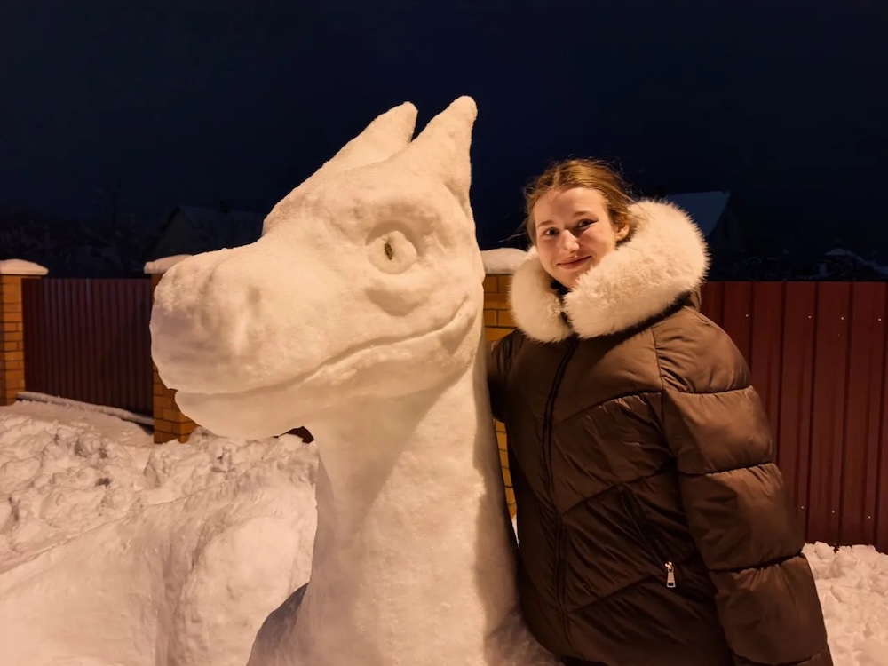 Инна Вабищевич со своим снежным драконом.