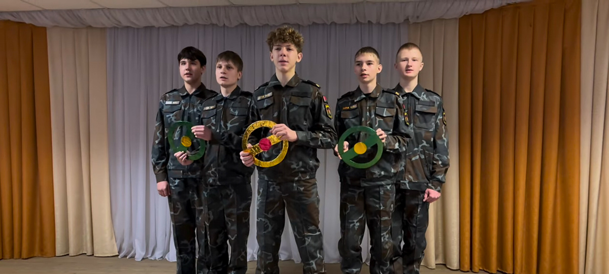 школьники в военной форме