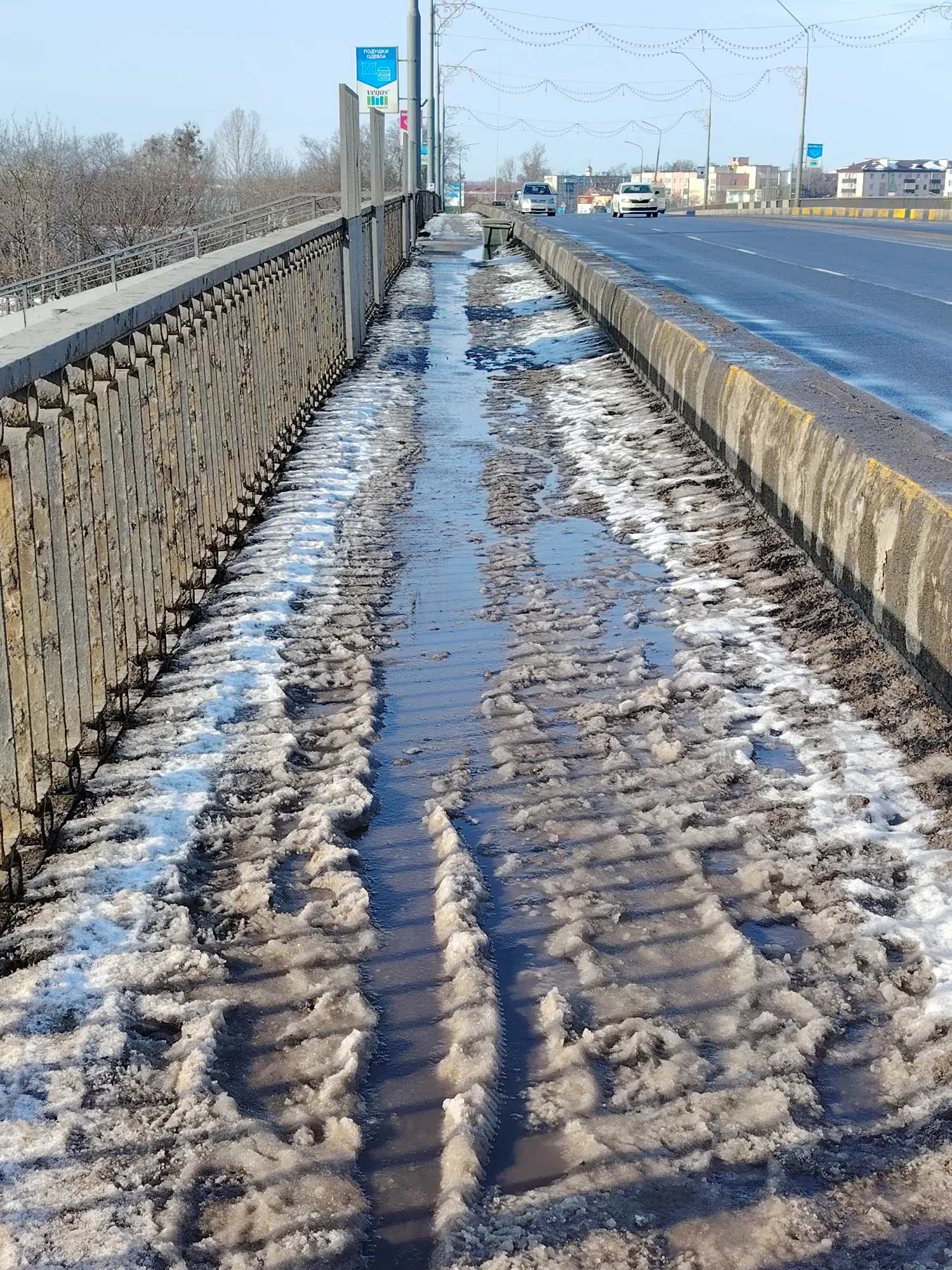 Снежная каша у моста возле железнодорожного вокзала Брест-Центральный. 