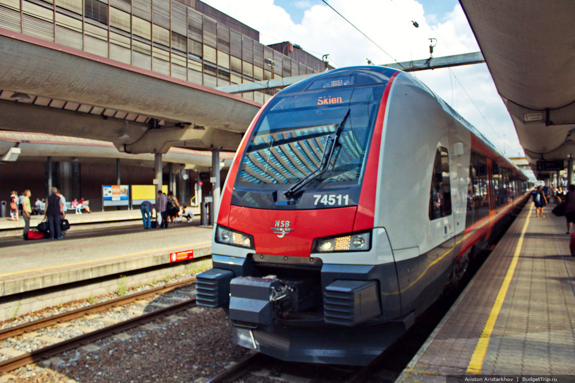 Поезд компании NSB в Норвегии на региональных железнодорожных линиях.
