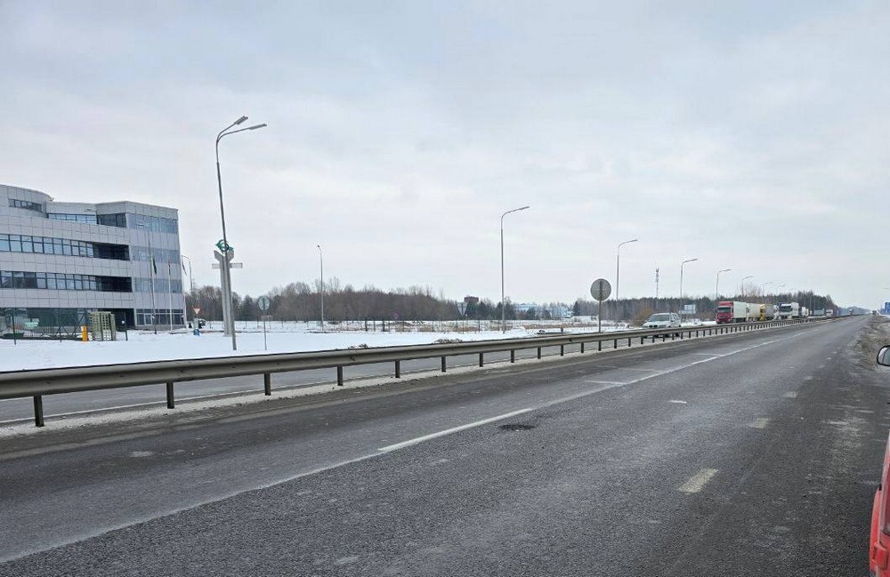 Новая зона ожидания возле пункта пропуска «Козловичи». На дальнем плане видны грузовики на обочине. Фото: Брестский горисполком