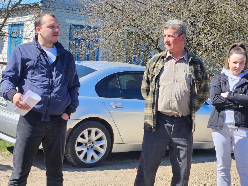 Встреча жителей Молодечно с чиновниками по поводу асфальтирования улицы