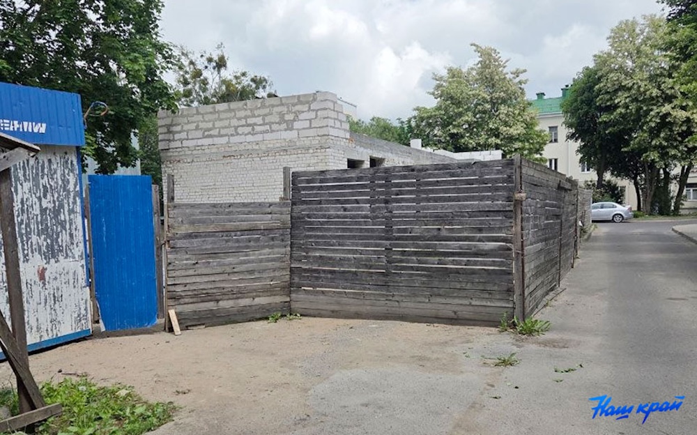 Забор около долгостроя в Барановичах
