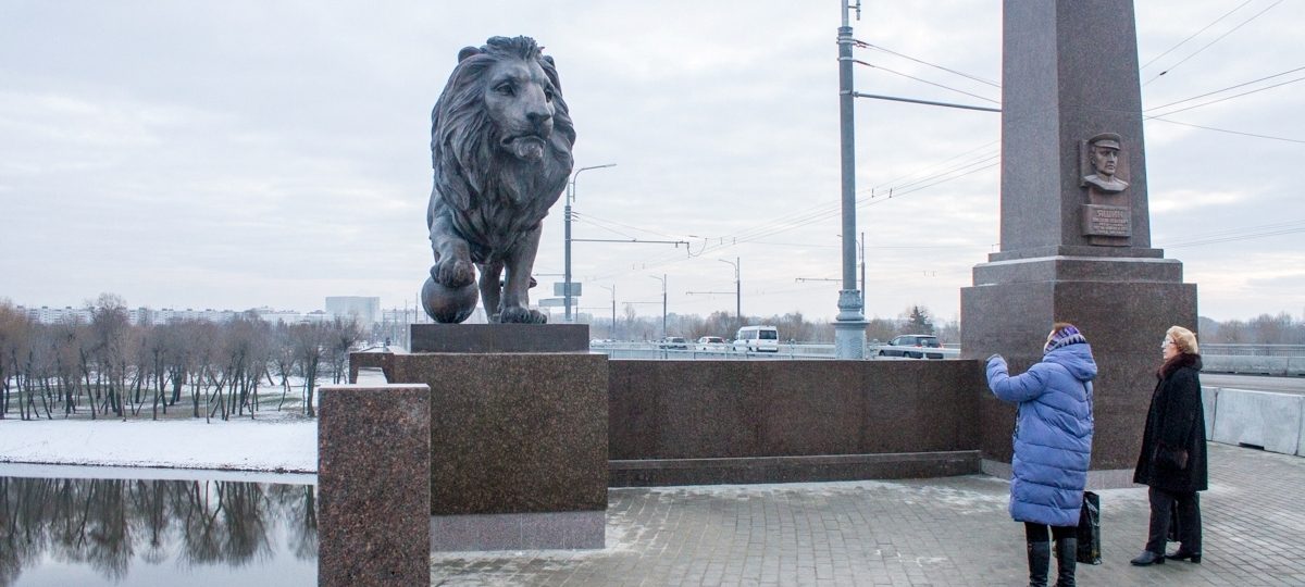 бронзовая скульптура льва