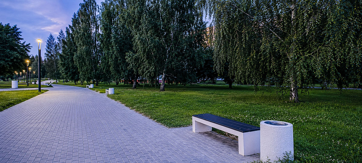 чистая городская аллея в вечернее время