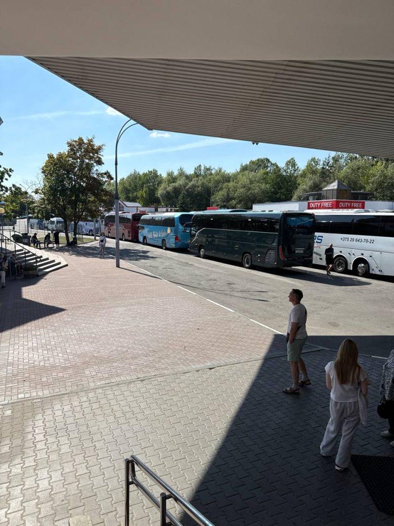 Автобусы внутри пункта пропуска «Брест» 16 августа 2026 года. Фото из приграничного чата