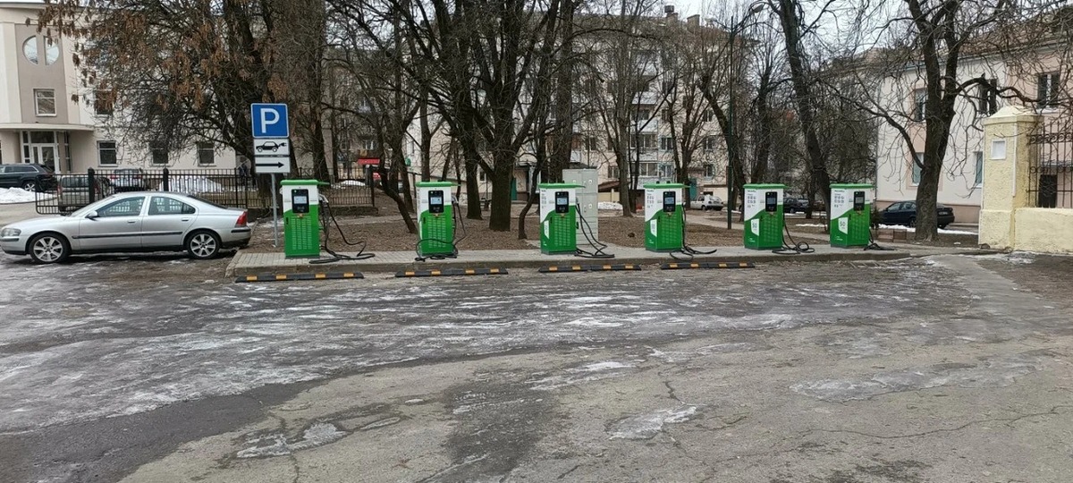 Станция для зарядки электромобилей в Могилеве, где мусорят. Фото из яндекс-карт