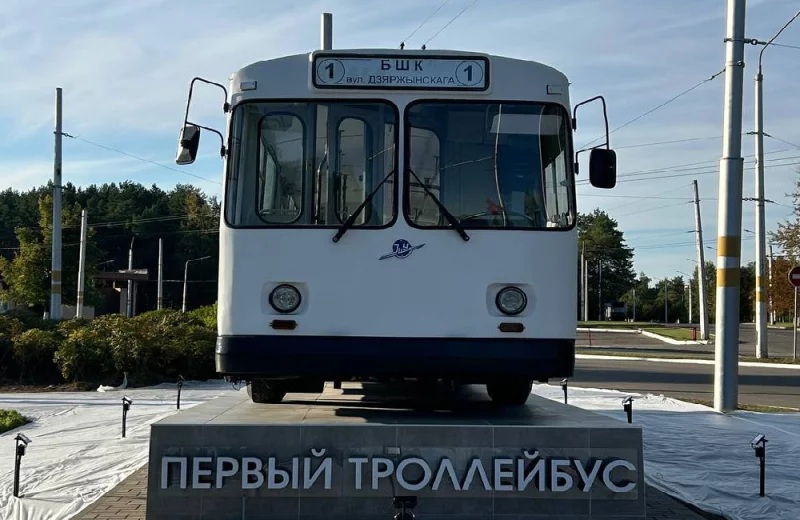 В Бобруйске на постамент установили советский троллейбус. Фото: bobr.by